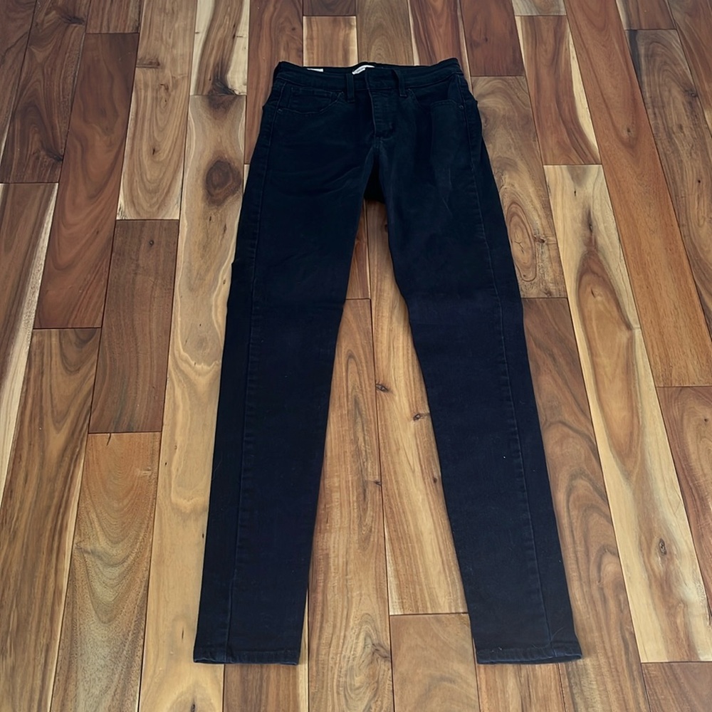 Black High Rise Levi’s Skinny Jeans